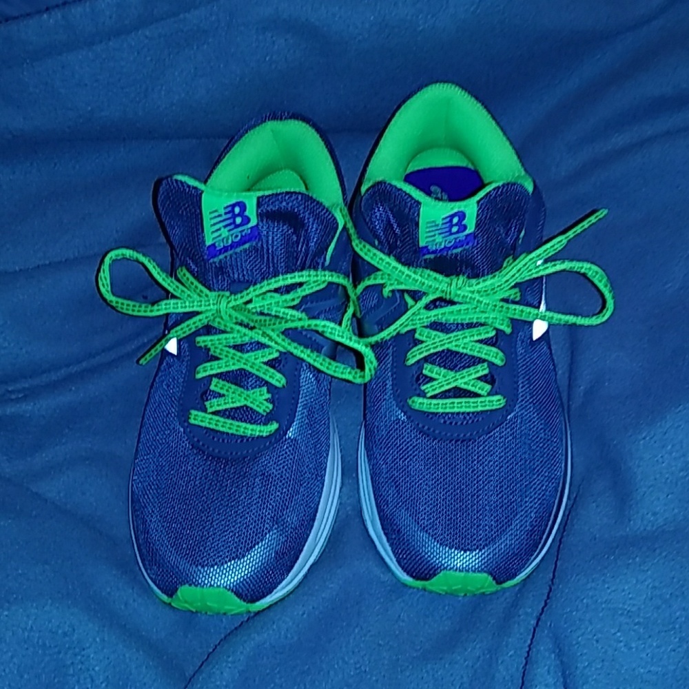 NWOT, NEW BALANCE WOMANS RUNNING SNEAKERS